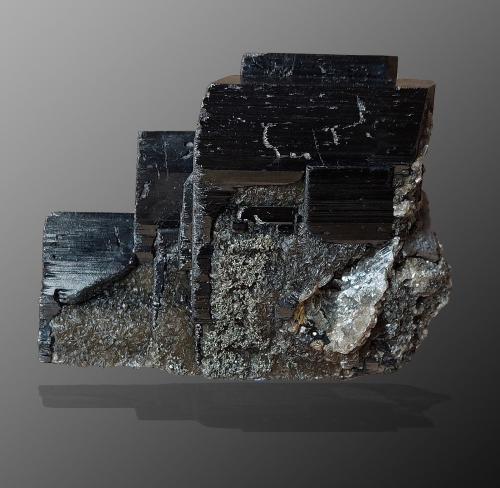 Ferberita<br />Minas da Panasqueira, Aldeia de São Francisco de Assis, Covilhã, Castelo Branco, Cova da Beira, Centro, Portugal<br />7,5cm x 6,5cm x 3,5cm<br /> (Autor: srm13151)