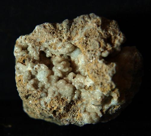 Cuarzo (variedad calcedonia)<br />Volcán Cabezo Negro de Zeneta, Murcia, Comarca Huerta de Murcia, Región de Murcia (Murcia), España<br />4 x 3.5 cm<br /> (Autor: Pedro Antonio)