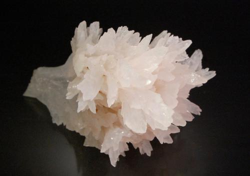 Calcite<br />Dalnegorsk, Dalnegorsk Urban District, Primorsky Krai, Russia<br />7.8 x 5.4 x 4.9 cm<br /> (Author: Michael Shaw)