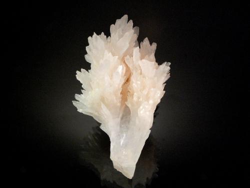 Calcite<br />Dalnegorsk, Dalnegorsk Urban District, Primorsky Krai, Russia<br />7.8 x 5.4 x 4.9 cm<br /> (Author: Michael Shaw)