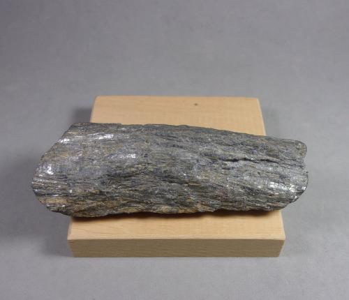 Estibina [Stibnita]<br />Collada Verda, Abella-Pardines, Ripoll, Comarca Ripollés, Gerona / Girona, Cataluña / Catalunya, España<br />(B)  10,3 x 3,9 x 3,3 cm.  237,2 g.<br /> (Autor: J. G. Alcolea)