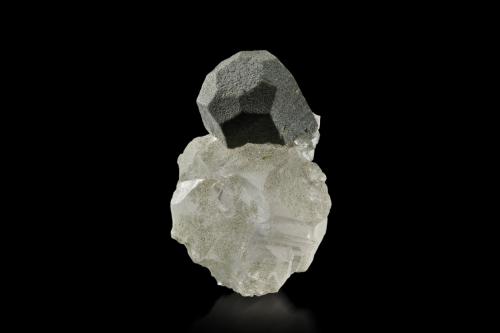 Milarite<br />Glaciar Fiescher, Fiesch, Goms, Wallis (Valais), Suiza<br />2.5 x 2 x 3.5 cm / main crystal: 2.0 cm<br /> (Author: MIM Museum)