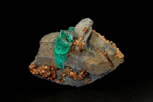 Beryl (variety emerald), Calcite, Pyrite<br />Chivor (distrito minero), Municipio Chivor, Cinturón Esmeraldífero Oriental, Departamento Boyacá, Colombia<br />68 x 50 x 14 mm - main xl fragment 21 mm<br /> (Author: Fiebre Verde)