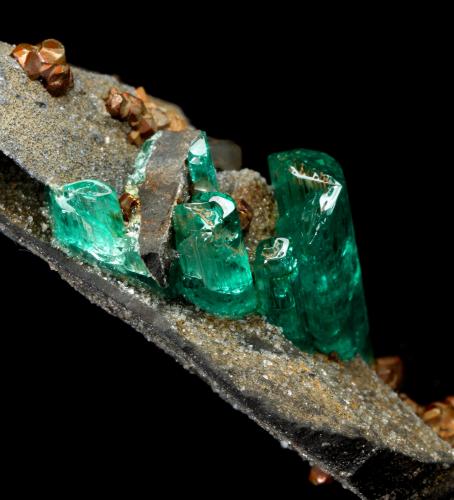 Beryl (variety emerald), Calcite, Pyrite<br />Chivor (distrito minero), Municipio Chivor, Cinturón Esmeraldífero Oriental, Departamento Boyacá, Colombia<br />68 x 50 x 14 mm - main xl fragment 21 mm<br /> (Author: Fiebre Verde)
