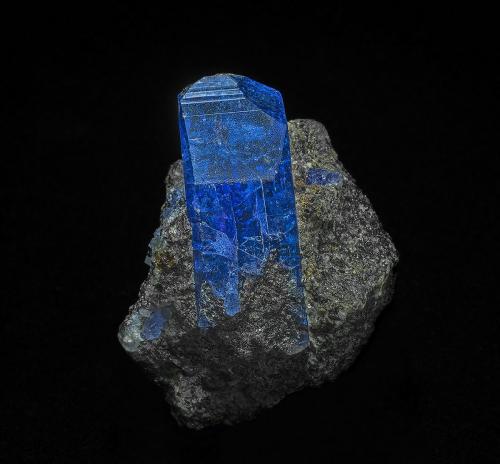 Zoisite (variety tanzanite), Pyrite<br />D-Block Mine, Merelani Hills, Lelatema Mountains, Simanjiro District, Manyara Region, Tanzania<br />4.8 x 3.5 cm<br /> (Author: am mizunaka)