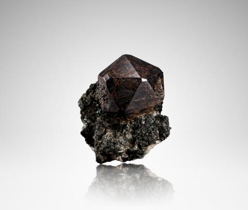 Cafarsite<br />Wannigletscher, Scherbadung (Monte Cervandone), Kriegalp Valley, Binn Valley (Binntal), Wallis (Valais), Switzerland<br />2.5 x 2 x 2.5 cm / main crystal: 1.7 cm<br /> (Author: MIM Museum)