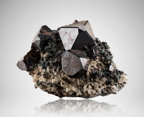 Cafarsite<br />Glaciar Wanni, Scherbadung (Monte Cervandone), Valle Kriegalp, Valle Binn (Binntal), Wallis (Valais), Suiza<br />5 x 3.5 x 1.5 cm / main crystal: 1.5 cm<br /> (Author: MIM Museum)