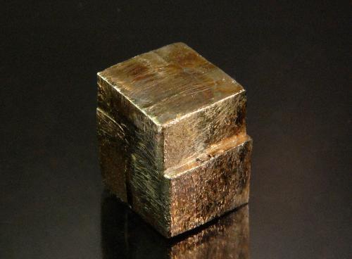 Pyrite<br />Cantera Blue Ball Stone Company, Blue Ball, Earl Township, Condado Lancaster, Pennsylvania, USA<br />1.5 x 1.7 cm<br /> (Author: Michael Shaw)