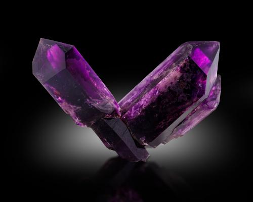 Quartz (variety amethyst)<br />Goboboseb Mountains, Brandberg area, Erongo Region, Namibia<br />27 x 9 x 18 cm / main crystal: 20.0 cm<br /> (Author: MIM Museum)