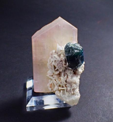 Spodumene (variety kunzite), Elbaite (variety indicolite)(Tourmaline Group), Albite and Quartz<br />Valle Kunar (Konar), Provincia Kunar (Konar), Afganistán<br />65 mm x 40 mm x 35 mm<br /> (Author: Don Lum)