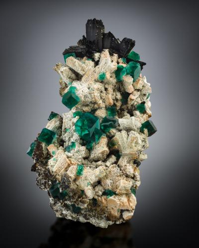 Fluorite<br />Monte Erongo, Usakos, Región Erongo, Namibia<br />24 x 18 x 34 cm / main crystal: 4.5 cm<br /> (Author: MIM Museum)