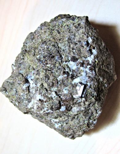 Vesuvianita, Albita<br />Tibidabo, Barcelona city, Collserola Mountains, Comarca Barcelonès, Barcelona, Catalonia / Catalunya, Spain<br />76 mm x 65 mm. Cristal mayor: 6,5 mm<br /> (Autor: Carles Millan)