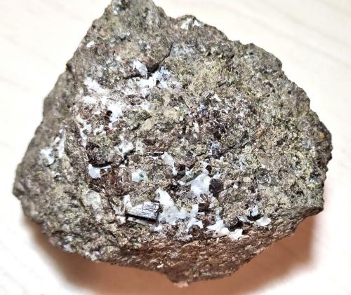 Vesuvianita, Albita<br />Tibidabo, Barcelona city, Collserola Mountains, Comarca Barcelonès, Barcelona, Catalonia / Catalunya, Spain<br />76 mm x 65 mm. Cristal mayor: 6,5 mm<br /> (Autor: Carles Millan)