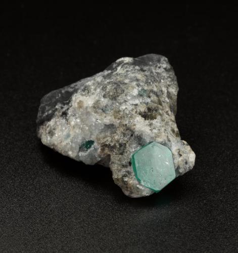 Beryl (variety emerald), Calcite, Pyrite<br />Coscuez mining district, Municipio San Pablo de Borbur, Western Emerald Belt, Boyacá Department, Colombia<br />33 x 16 x 29 mm, xl=3.5 (H) x 7.5 mm (Diam)<br /> (Author: Fiebre Verde)