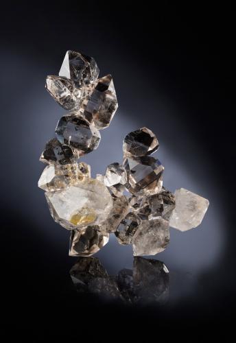 Quartz<br />Mina Herkimer Diamond, Middleville, Newport, Condado Herkimer, New York, USA<br />12 x 6 x 18 cm / main crystal: 5.6 cm<br /> (Author: MIM Museum)