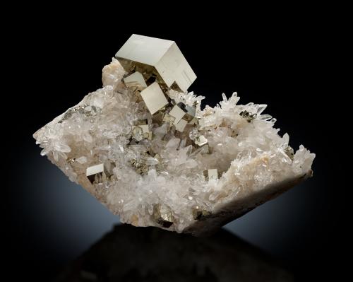 Pyrite<br />Mundo Nuevo mining area, Mundo Nuevo, Huamachuco, Sánchez Carrión Province, La Libertad Department, Peru<br />27 x 15 x 15 cm / main crystal: 7.8 cm<br /> (Author: MIM Museum)