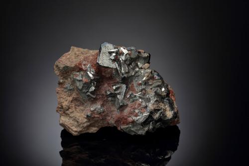 Nickelskutterudite<br />Distrito Schneeberg, Erzgebirgskreis, Sajonia/Sachsen, Alemania<br />5.5 x 4 x 3.5 cm / main crystal: 1.3 cm<br /> (Author: MIM Museum)