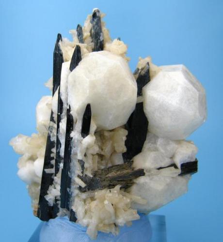 Analcime, aegirine, natrolite
Mont Saint-Hilaire, Rouville Co., Québec, Canada
78 mm x 65 mm x 53 mm (Author: Carles Millan)