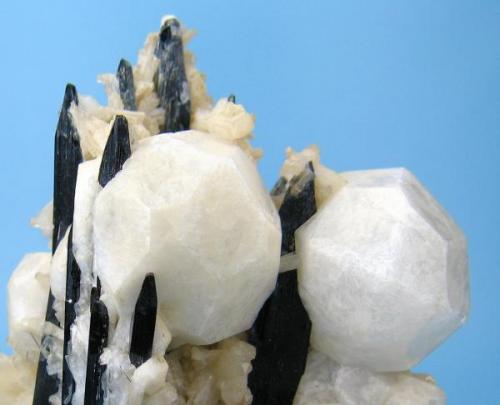 Analcime, aegirine, natrolite
Mont Saint-Hilaire, Rouville Co., Québec, Canada
78 mm x 65 mm x 53 mm

Close-up view (Author: Carles Millan)
