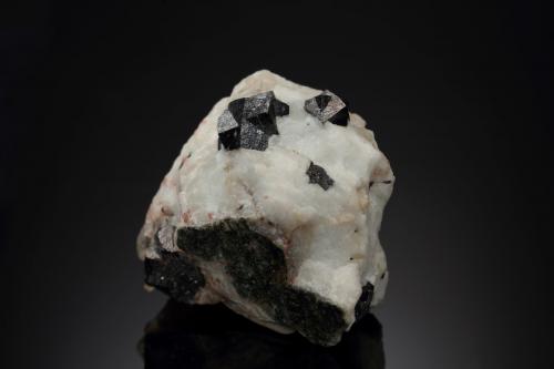 Loparite-(Ce)<br />Macizo Khibiny, Península Kola, Murmanskaja Oblast, Región del Norte, Rusia<br />3 x 2.5 x 3 cm / main crystal: 0.9 cm<br /> (Author: MIM Museum)