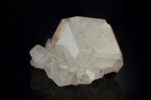 Colemanite<br />Valle de la Muerte, Condado Inyo, California, USA<br />8 x 8.5 x 5 cm / main crystal: 7.3 cm<br /> (Author: MIM Museum)