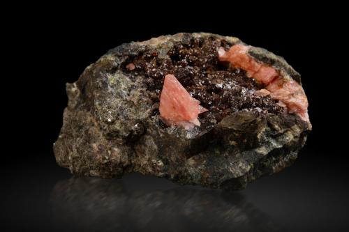 Hureaulite<br />Mina Tip Top, Fourmile, Condado Custer, South Dakota, USA<br />7 x 4.5 x 4 cm / main crystal: 1.4 cm<br /> (Author: MIM Museum)