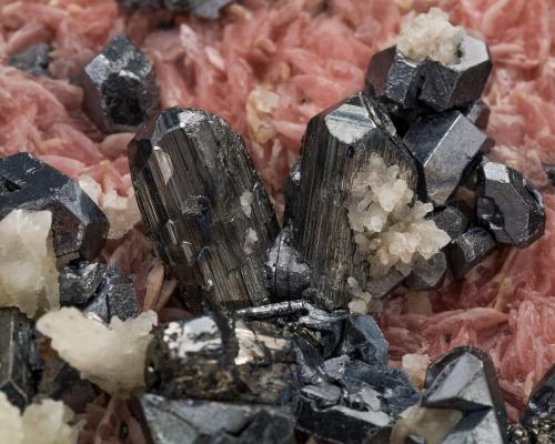 Diaphorite on Rhodochrosite and with Galena<br />Mina Beschert Glück, Zug, Distrito Freiberg, Erzgebirgskreis, Sajonia/Sachsen, Alemania<br />11 x 9.5 x 4.5 cm / main crystal: 1.3 cm<br /> (Author: MIM Museum)