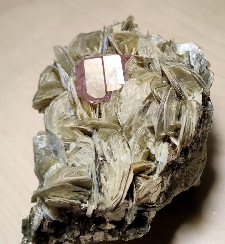 Fluorapatite, Muscovite<br />Chumar Bakhoor, Valle Hunza, Distrito Nagar, Gilgit-Baltistan (Áreas del Norte), Paquistán<br />110 mm x 75 mm. Fluorapatite crystal size: 14 mm on edge, 20 mm across. Mass (weight): 432 g.<br /> (Author: Carles Millan)