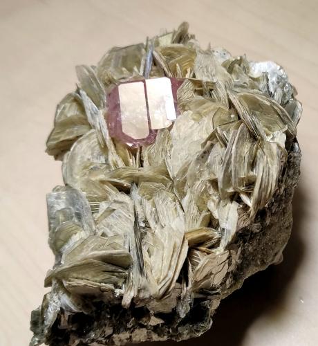 Fluorapatite, Muscovite<br />Chumar Bakhoor, Hunza Valley, Nagar District, Gilgit-Baltistan (Northern Areas), Pakistan<br />110 mm x 75 mm. Fluorapatite crystal size: 14 mm on edge, 20 mm across. Mass (weight): 432 g.<br /> (Author: Carles Millan)