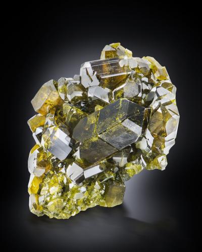 Epidote<br />Antronapiana, Verbania, Provincia Verbano-Cusio-Ossola, Piamonte (Piemonte), Italia<br />6 x 8 x 4 cm / main crystal: 3.7 cm<br /> (Author: MIM Museum)