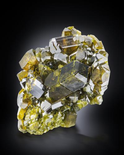 Epidote<br />Antronapiana, Verbania, Verbano-Cusio-Ossola Province, Piedmont (Piemonte), Italy<br />6 x 8 x 4 cm / main crystal: 3.7 cm<br /> (Author: MIM Museum)