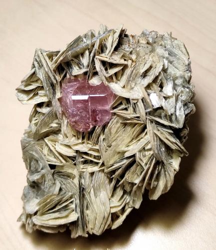 Fluorapatito, Moscovita<br />Chumar Bakhoor, Valle Hunza, Distrito Nagar, Gilgit-Baltistan (Áreas del Norte), Paquistán<br />110 mm x 75 mm. Cristal de fluorapatita: 14 mm de arista, 20 mm en total. Masa: 432 g<br /> (Autor: Carles Millan)