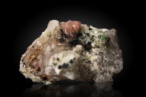 Tilasite<br />Glaciar Wanni, Scherbadung (Monte Cervandone), Valle Kriegalp, Valle Binn (Binntal), Wallis (Valais), Suiza<br />4 x 7 x 3 cm / main crystal: 0.7 cm<br /> (Author: MIM Museum)