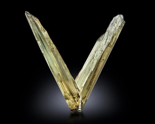 Diaspore<br />Menderes Massif, Muğla Province, Aegean Region, Turkey<br />6.5 x 2 x 6 cm<br /> (Author: MIM Museum)