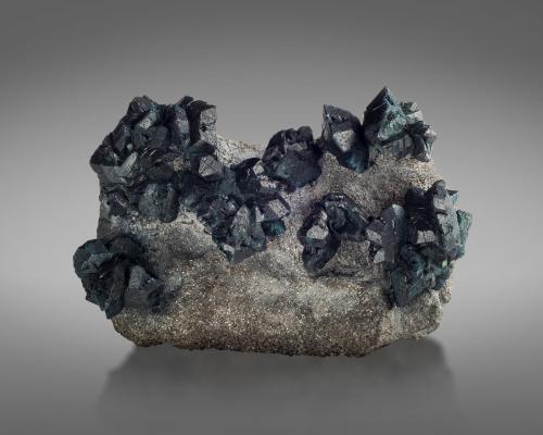 Chrysoberyl (variety alexandrite)<br />Novello Mine, Masvingo (Fort Victoria), Masvingo District, Masvingo Province, Zimbabwe<br />12.5 x 8 x 7 cm / main crystal: 2.7 cm<br /> (Author: MIM Museum)