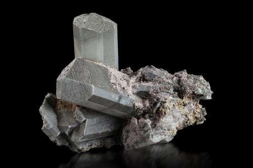 Natrolite<br />Kirovskii Mine, level 158, Kukisvumchorr Mountain, Khibiny Massif, Kola Peninsula, Murmanskaja Oblast, Northern Region, Russia<br />12 x 8.5 x 8.5 cm / main crystal: 5.6 cm<br /> (Author: MIM Museum)