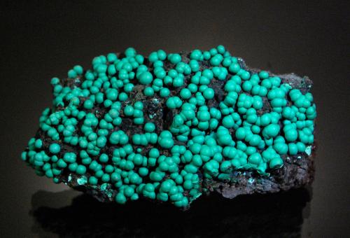 Malachite<br />Grupo Planet Mine, (Grupo New Planet Mine; Mina Great Central), Planet, Distrito Santa Maria, Montañas Buckskin, Condado La Paz, Arizona, USA<br />7.5 x 4.3 cm<br /> (Author: Michael Shaw)