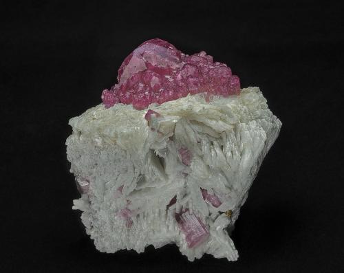 Elbaite, Cleavelandite<br />Nuristan Province, Afghanistan<br />9.5 x 9.7 cm<br /> (Author: am mizunaka)