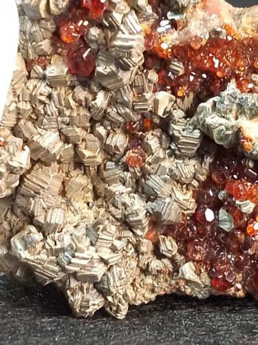 Grossularia [Grossular] (variedad hessonita) y Clinocloro [Clinochlore]<br />Bellecombe, Châtillon, Valle de Aosta (Val d'Aosta), Italia<br />6 x 3 cm.<br /> (Autor: Felipe Abolafia)