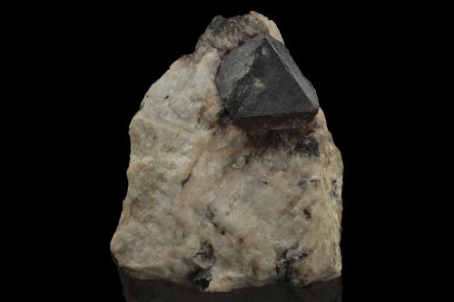 Steenstrupina-(Ce)<br />Tasseq Skråningen, Macizo Ilimaussaq, Narsaq (Narssaq), Kujalleq, Groenlandia, Dinamarca<br />4.5 x 4 x 4 cm / cristal principal: 1.8 cm<br /> (Autor: Museo MIM)