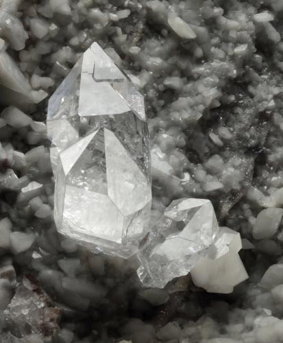 Quartz<br />Val Pulita Quarry, Valpulita, Carrara, Apuan Alps, Massa-Carrara Province, Tuscany, Italy<br />20 x 20 x 20 cm / main crystal: 4.2 cm<br /> (Author: MIM Museum)