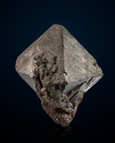 Jacobsite<br />Jakobsbergsfältet, Filipstads, Värmland, Sweden<br />3 x 3.5 x 2 cm / main crystal: 3.2 cm<br /> (Author: MIM Museum)