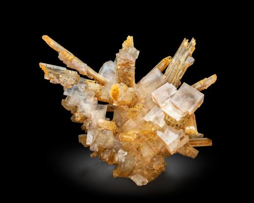 Halite<br />Bleicherode, Nordhausen District, Thuringia/Thüringen, Germany<br />28 x 18 x 25 cm / main crystal: 6.7 cm<br /> (Author: MIM Museum)