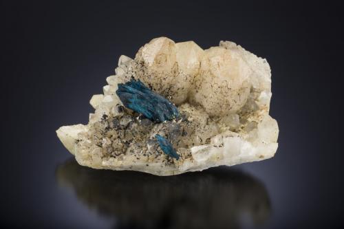 Veszelyite<br />Mina Black Pine, Montes John Long, Distrito Philipsburg (Distrito Flint Creek ), Condado Granite, Montana, USA<br />7.5 x 5.5 x 3.5 cm / main crystal: 2.1 cm<br /> (Author: MIM Museum)