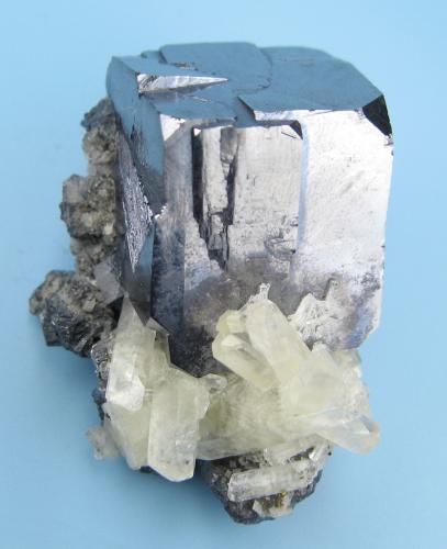 Galena, calcita, calcopirita<br />Sweetwater Mine, Ellington, Viburnum Trend District, Reynolds County, Missouri, USA<br />51 mm x 35 mm. Arista del cristal de galena: 27 mm. Masa: 155 g.<br /> (Autor: Carles Millan)