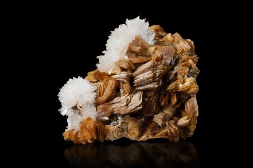 Roweite<br />Shijiangshan mining district, Yinwu, Linxi, Ulanhad League, Inner Mongolia Autonomous Region, China<br />10.5 x 6.5 x 9.5 cm / main crystal: 3.2 cm<br /> (Author: MIM Museum)