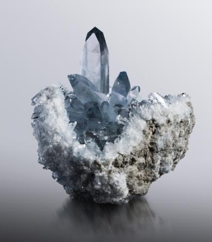 Celestine<br />Depósito de Sakoany, Comuna Katsepy, Distrito Mitsinjo, Región Boeny, Provincia Mahajanga (Majunga), Madagascar<br />16 x 16 x 16 cm / main crystal: 9.4 cm<br /> (Author: MIM Museum)