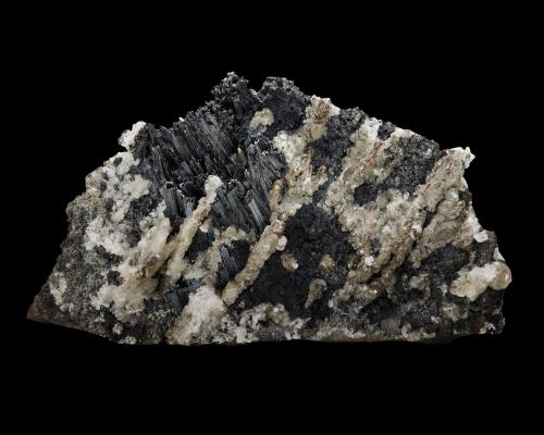 Betekhtinite<br />Dzhezkazgan, Región Karaganda, Kazajstán<br />16 x 3.5 x 9.5 cm / main crystal: 2.5 cm<br /> (Author: MIM Museum)