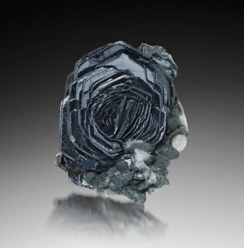 Hematite<br />Refuge du Clos, Saint-Christophe-en-Oisans, Comuna Le Bourg d'Oisans, Isère, Auvergne-Rhône-Alpes, Francia<br />5.5 x 4.5 x 2.5 cm / main crystal: 3.1 cm<br /> (Author: MIM Museum)