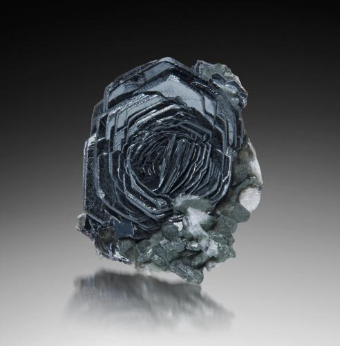 Hematite<br />Refuge du Clos, Saint-Christophe-en-Oisans, Le Bourg d'Oisans Comune, Isère, Auvergne-Rhône-Alpes, France<br />5.5 x 4.5 x 2.5 cm / main crystal: 3.1 cm<br /> (Author: MIM Museum)